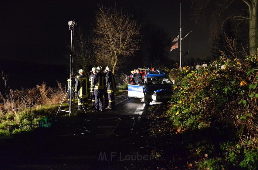 Einsatz BF Koeln PKW im Rhein Mondorf Hersel P029.JPG